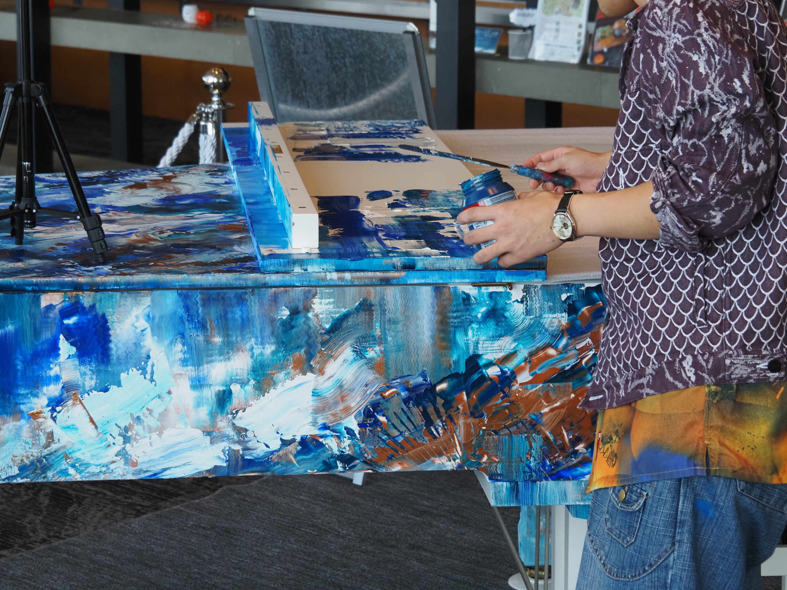 日本の画家「真田将太朗」がグランドピアノに描く「雲海 Live Paint